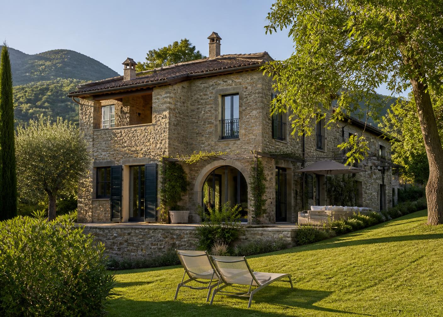 Casa di pietra ristrutturata con giardino nell'entroterra dei Monti Sibillini